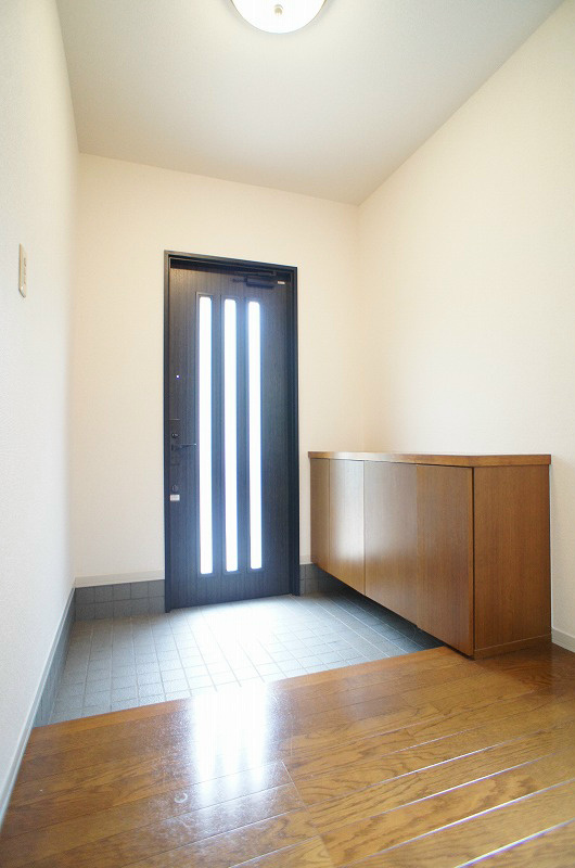 玄関　広々とした玄関スペースにはシューズボックスがございます！