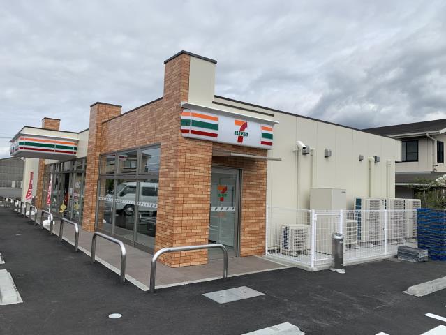 コンビニ　セブンイレブン（コンビニ）まで74m