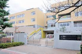 中学校　芦花中学校（中学校）まで898m