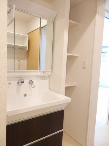 洗面設備　ゆったりとスペースのある洗面所