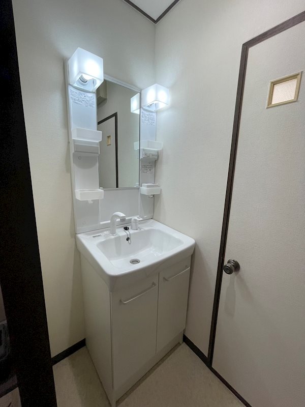 洗面設備　※別号室の写真です。（実際のお部屋とは異なります）