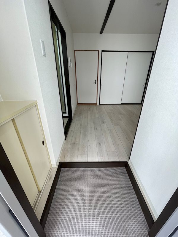 玄関　※別号室の写真です。（実際のお部屋とは異なります）