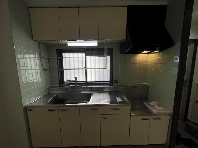 キッチン　※別号室の写真です。（実際のお部屋とは異なります）