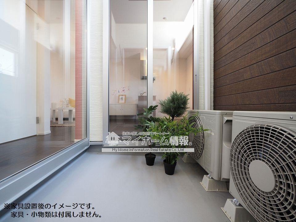 バルコニー　明るい日差しの差し込むバルコニー