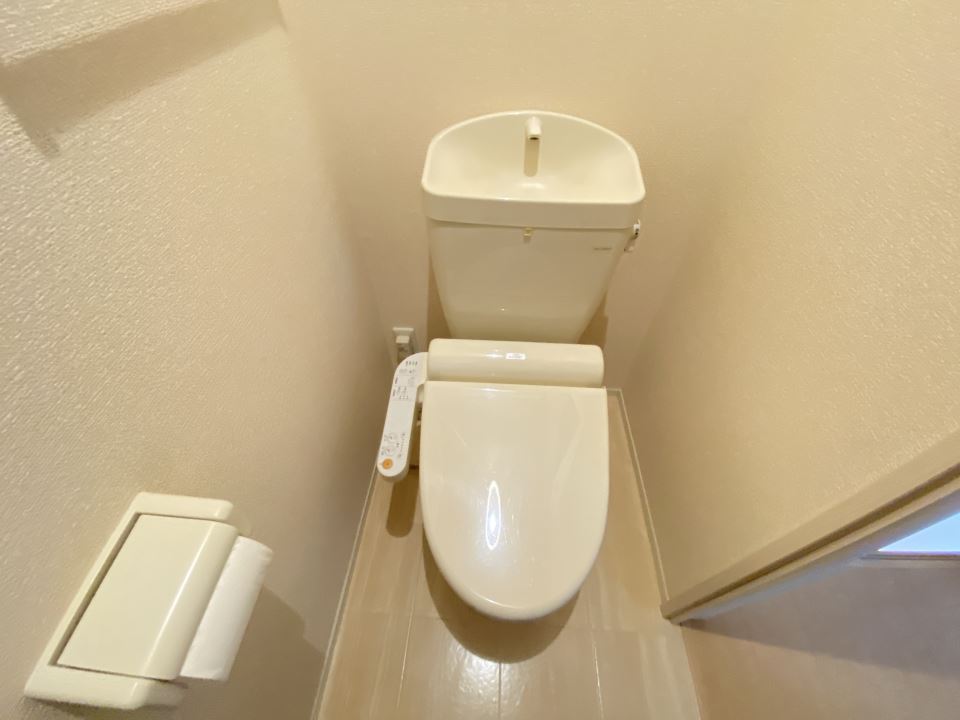 トイレ　温水洗浄便座付です