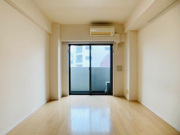 居室・リビング　こちらのリビングで趣味の時間をお楽しみください