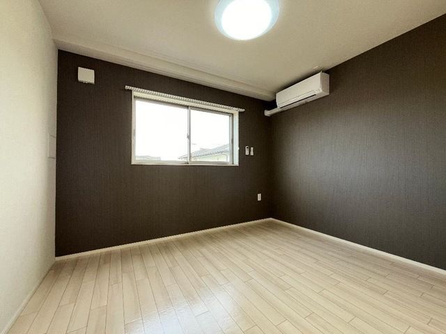 その他部屋・スペース　広くて明るい寝室