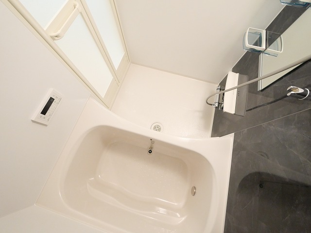 バス・シャワールーム　落ち着いた空間のお風呂です