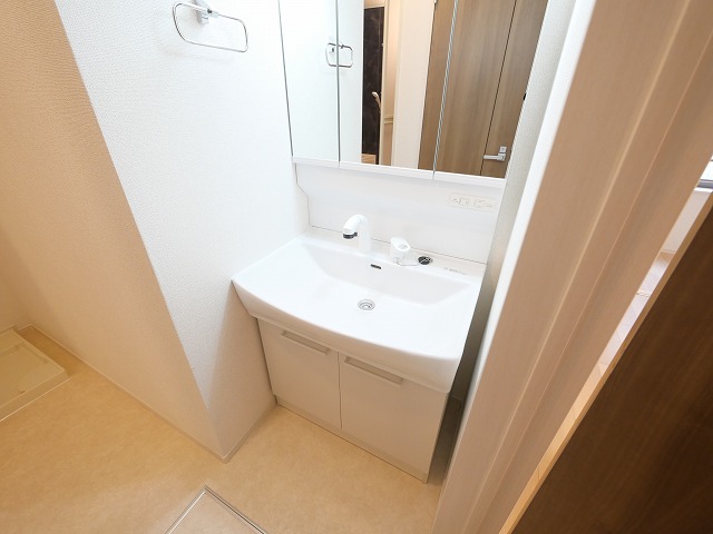 洗面設備　明るい洗面所です