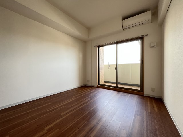 その他部屋・スペース　落ち着いた色調の寝室です