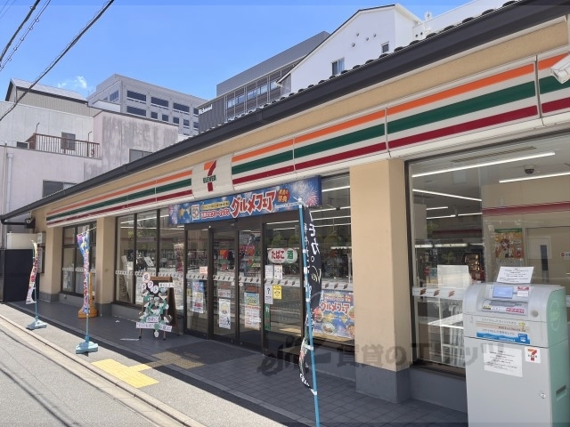 コンビニ　セブンイレブン下京区役所前店（コンビニ）まで320m