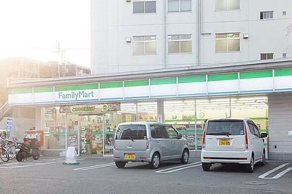 コンビニ　ファミリーマート サンズ原町田三丁目店（コンビニ）まで220m