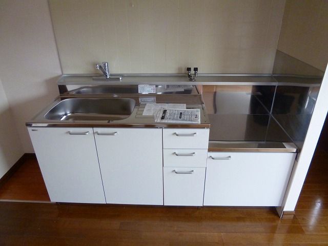 キッチン　キッチン。収納スペースあって使い易いですね