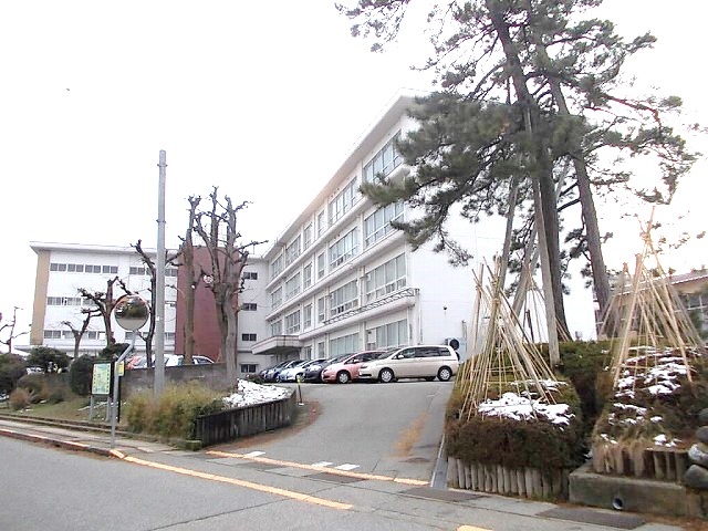 小学校　粟崎小学校（小学校）まで700m