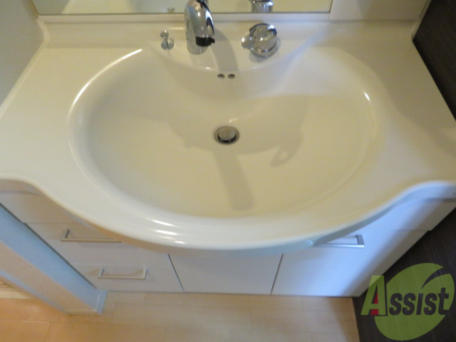 洗面設備　洗面台は独立していて、朝の準備も捗りそうです。