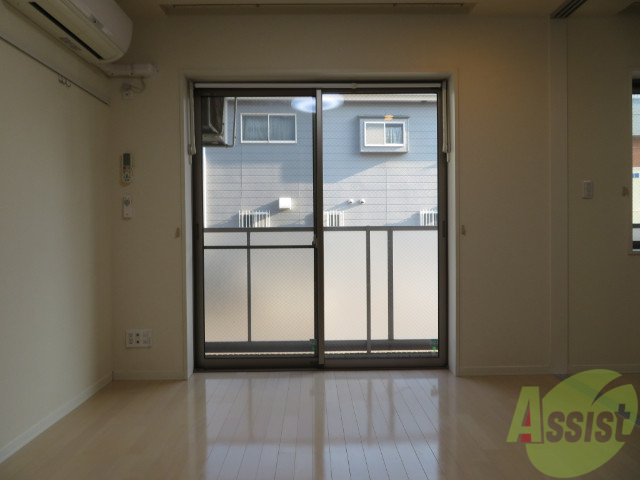 居室・リビング　リビングは、広々としていて落ち着きのある空間です。