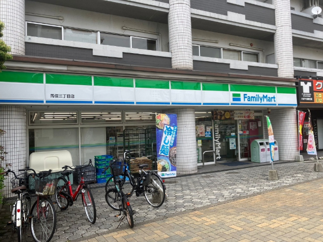 コンビニ　ファミリーマート馬借三丁目店（コンビニ）まで181m