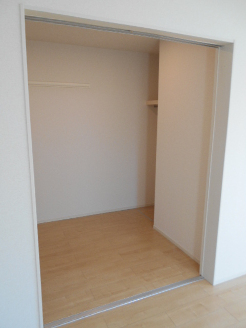 その他部屋・スペース　東側寝室（洋室・３．４畳）・クローゼット２か所完備