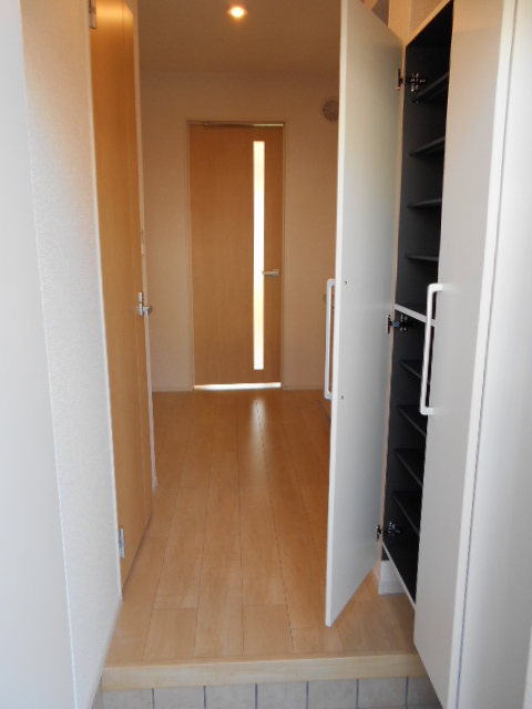 玄関　天井高シューズクローゼット完備