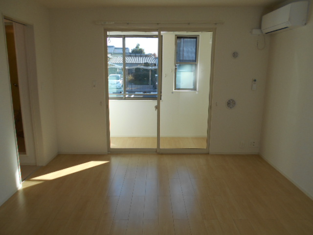 居室・リビング　南面居室（エアコン完備）・全室照明完備