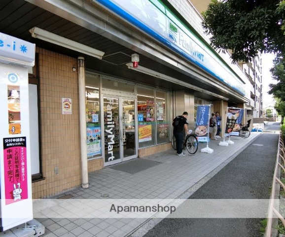 コンビニ　ファミリーマート（コンビニ）まで734m