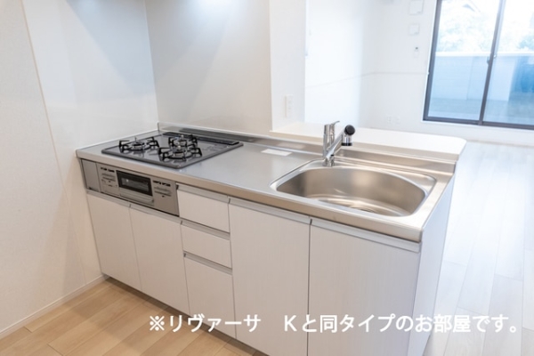 キッチン　※参考写真　同建築メーカー施工の同間取完成他物件のものです。