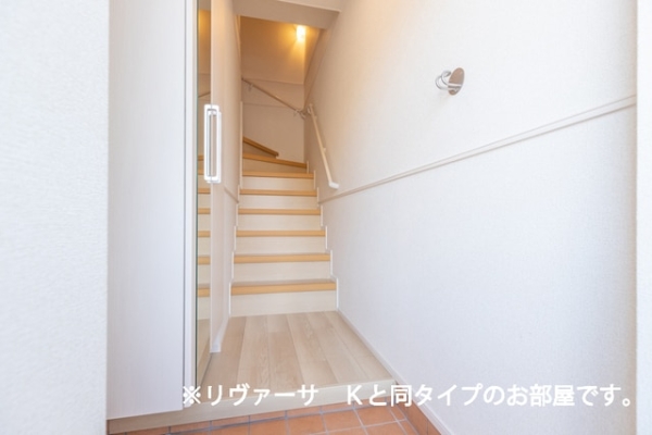 玄関　※参考写真　同建築メーカー施工の同間取完成他物件のものです。