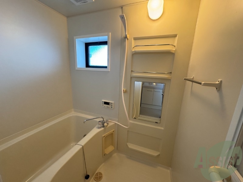 バス・シャワールーム　落ち着いたデザインの浴室。ゆったりできそうです。