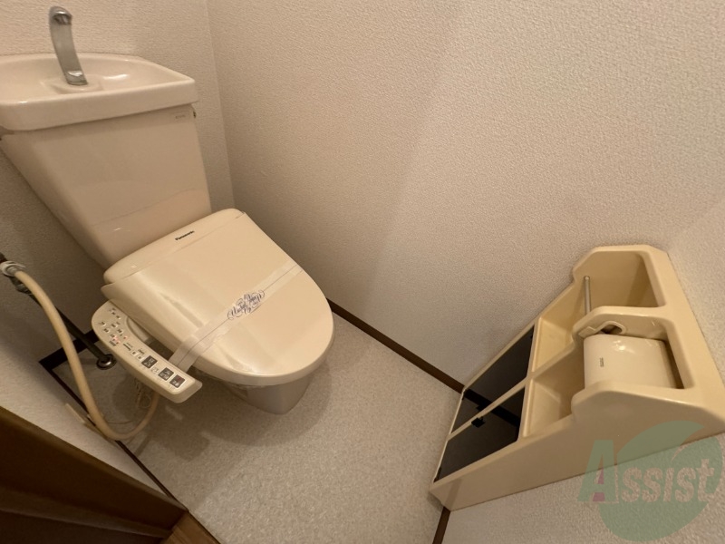 トイレ　トイレはウォシュレット機能付きです。安心して使用できますね。