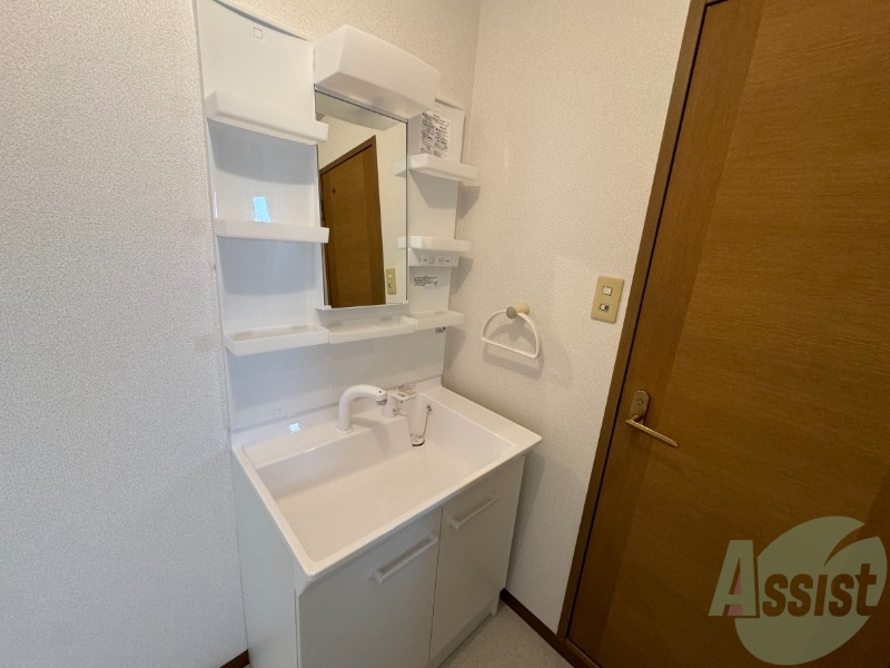 洗面設備　洗面台はシンプルなつくりで手入れがしやすそうですね。