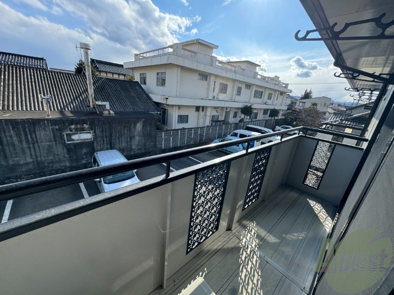 バルコニー　バルコニーは洗濯物を干すのに十分な広さがありますね。