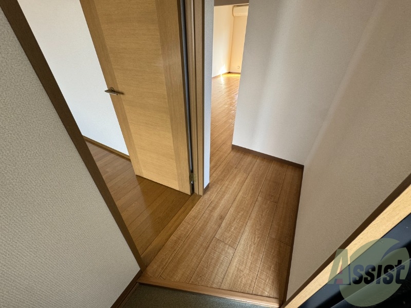 玄関　玄関から撮影しました。明るい印象ですね。