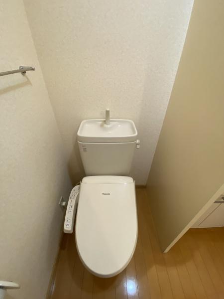 トイレ　暖房便座付きです☆