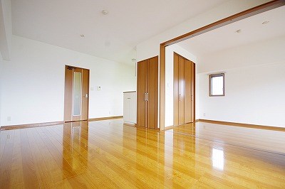 居室・リビング　明るい日差しが差し込むリビング♪