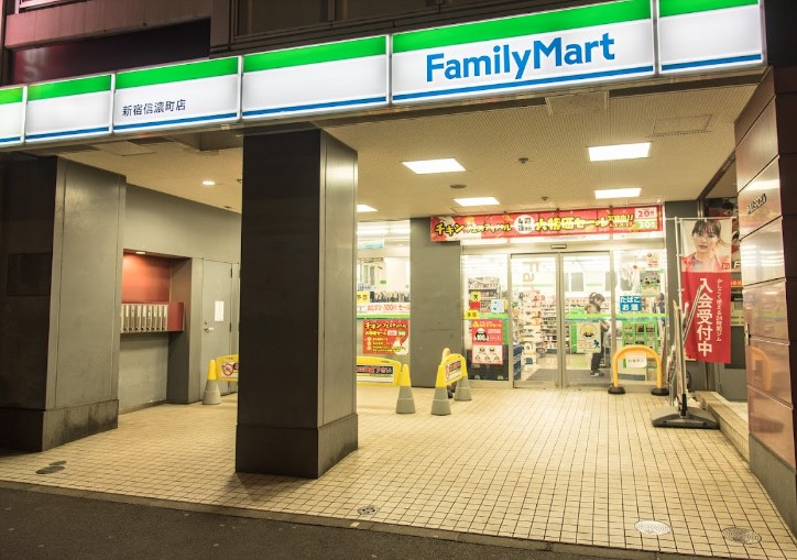 コンビニ　ファミリーマート 新宿信濃町店（コンビニ）まで567m