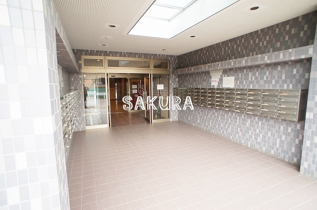 エントランス　重厚感のある建物デザイン♪