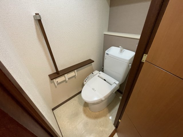 トイレ　イメージとして同マンション他部屋の写真を表示しています