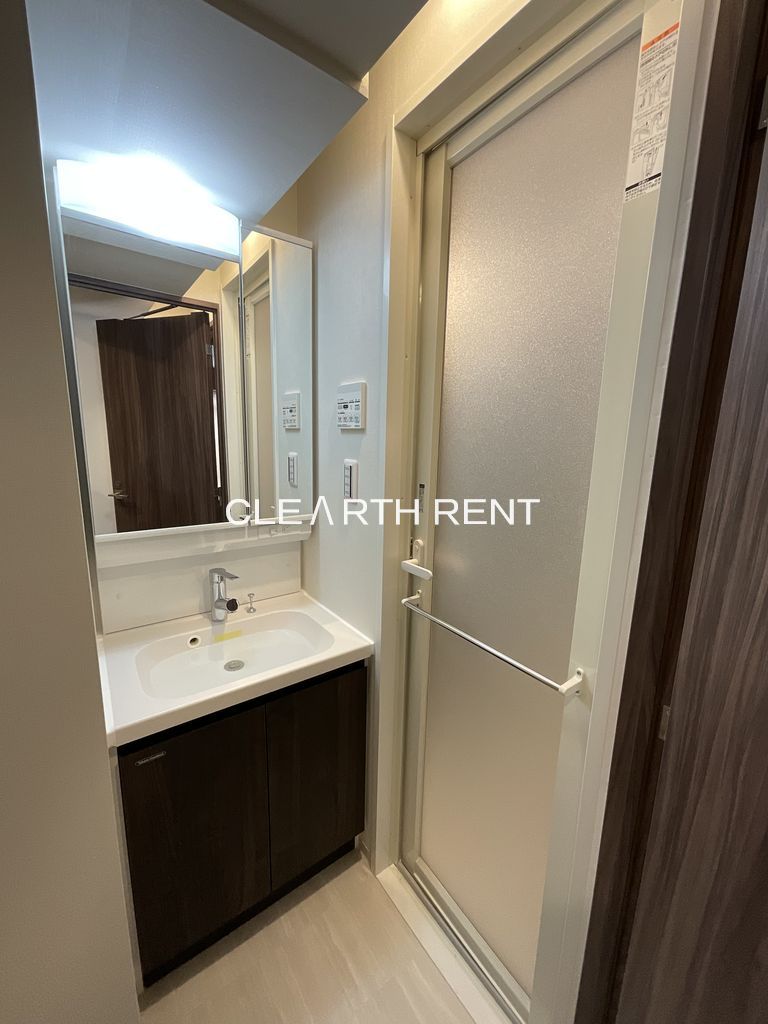 洗面設備　鏡裏収納付きの独立洗面台