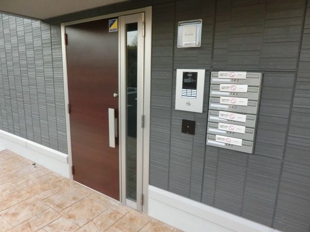 セキュリティ　オートロック付きの入口。高級感ありますね