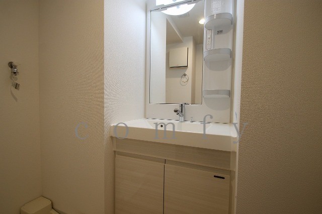 洗面設備　清潔感のあるパウダールーム