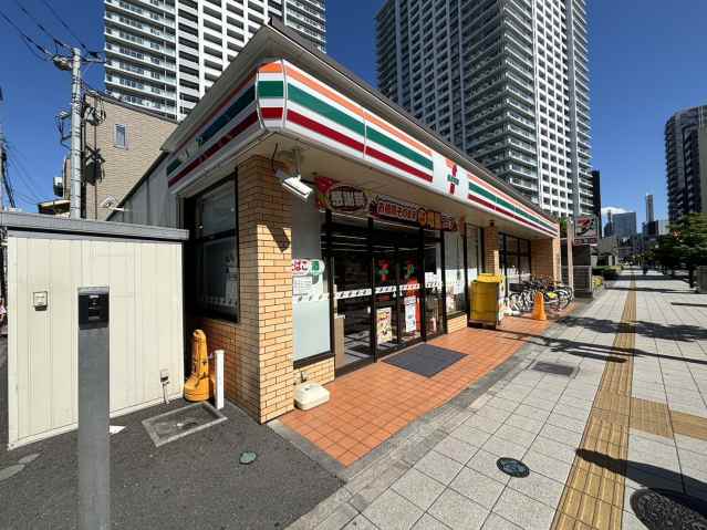 コンビニ　セブンイレブン（コンビニ）まで586m