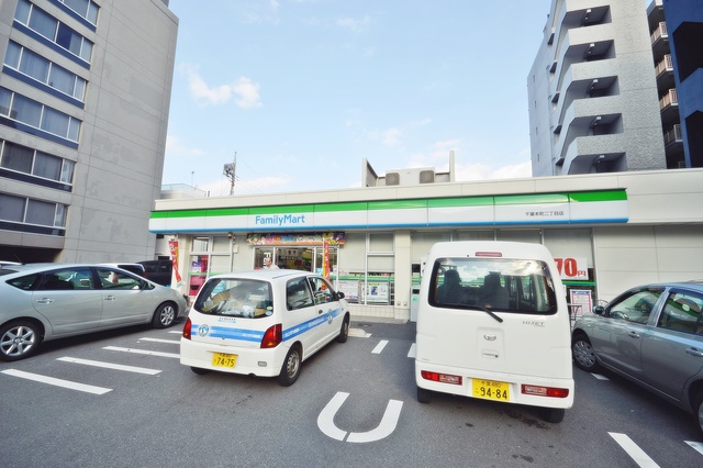 コンビニ　ファミリーマート千葉本町二丁目店（コンビニ）まで222m