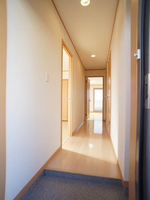 玄関　玄関には大きな下駄箱があるので、いつでもスッキリ片付きます！