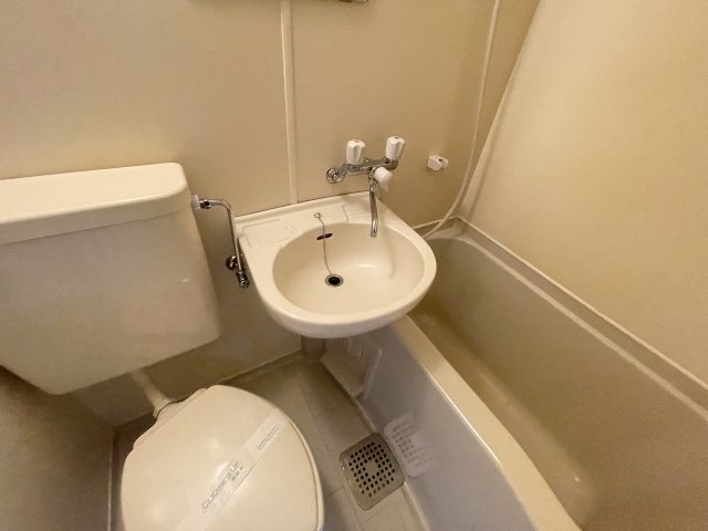 洗面設備　明るい洗面所です