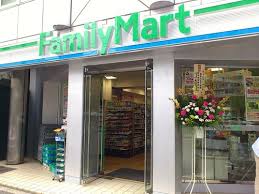 コンビニ　ファミリーマート南青山六丁目店（コンビニ）まで177m
