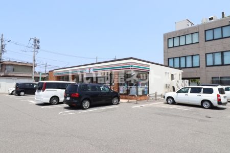 コンビニ　セブンイレブン　金沢松村町店（コンビニ）まで111m