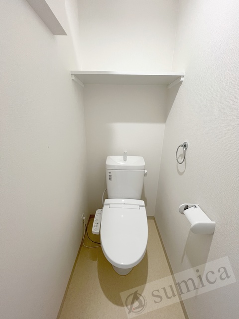 トイレ　人気アイテムの温水洗浄便座。清潔感のあるトイレです。