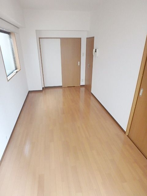 その他部屋・スペース　バルコニー側から見たお部屋です