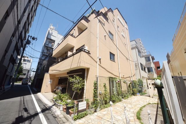 建物外観　うれしい宅配ＢＯＸ完備