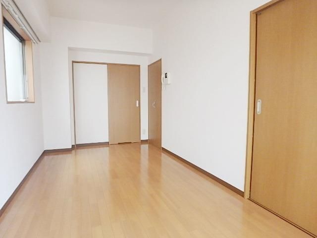 居室・リビング　バルコニー側から見たお部屋です